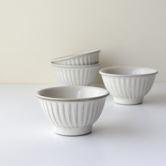 ミルキーホワイトしのぎのお茶碗 小の画像1枚目