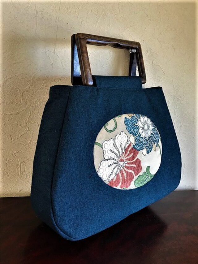 紺地紬に丸窓の手提げ　四角い木の手　