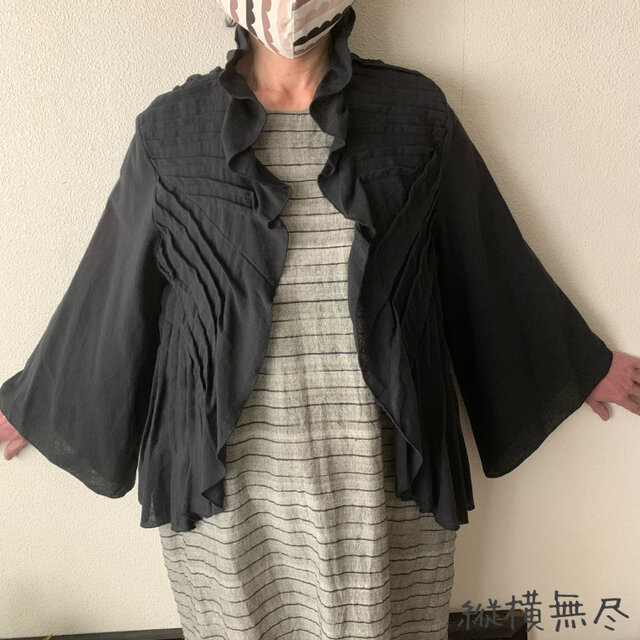 羽織りやすい前開きボレロ風ジャケット　大人の縦ラインフリルとフレアスリーブ袖が美しいライン　黒色