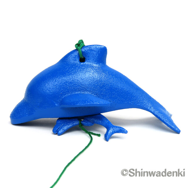 青い魚の形の陶器製風鈴 南部鉄器 泳ぐ魚風鈴 イルカ 親子 青 日本製 | iichi 日々の暮らしを