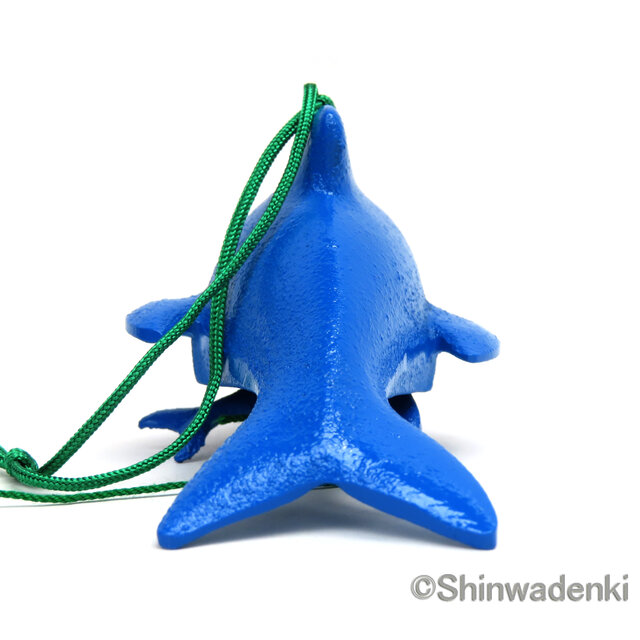 青い魚の形の陶器製風鈴 青い魚の形の陶器製風鈴