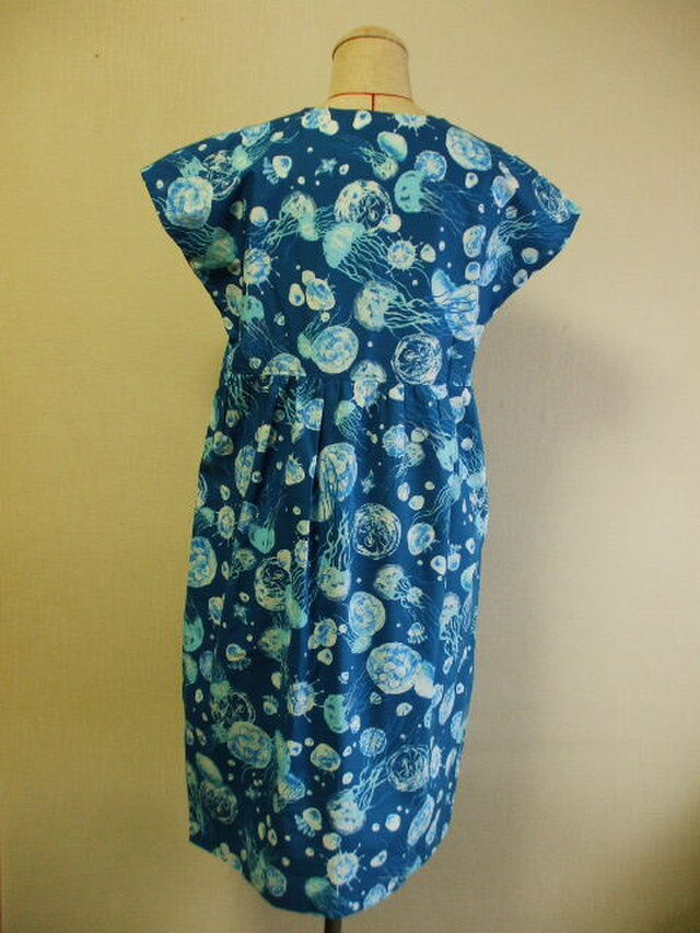 青地 クラゲ柄プリント 前カシュクール重ねフレンチスリーブワンピース M Lサイズ 綿１００ Iichi ハンドメイド クラフト作品 手仕事品の通販