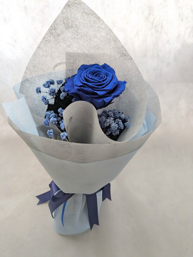 【プリザーブドフラワー／青い薔薇とブルーカスミ草の祝福一輪ラッピング付き】