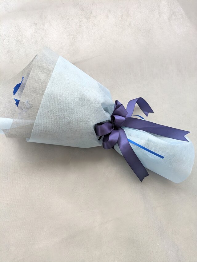 プリザーブドフラワー／青い薔薇とブルーカスミ草の祝福一輪ラッピング