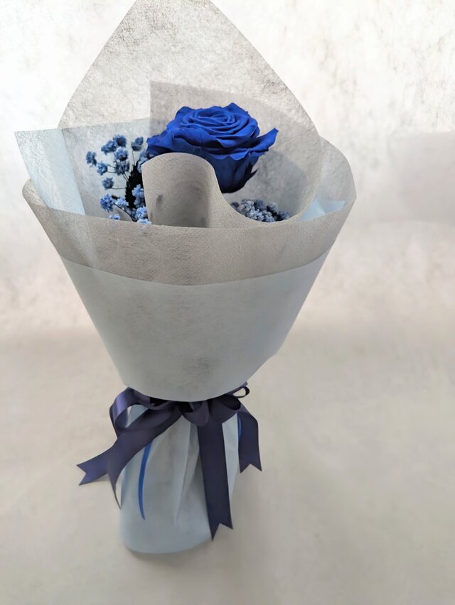 プリザーブドフラワー／青い薔薇とブルーカスミ草の祝福一輪ラッピング