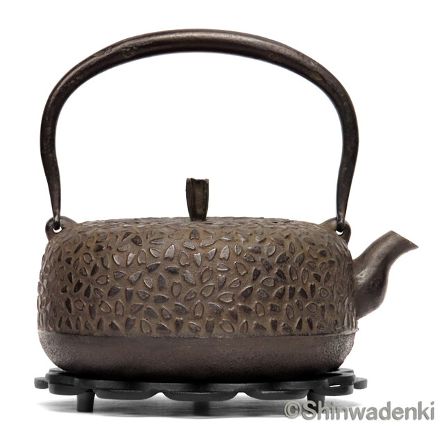 角型鉄瓶 清末・清茂作 南部鉄器 鉄瓶 18型小槌亀甲1.5L 内面素焼き・酸化