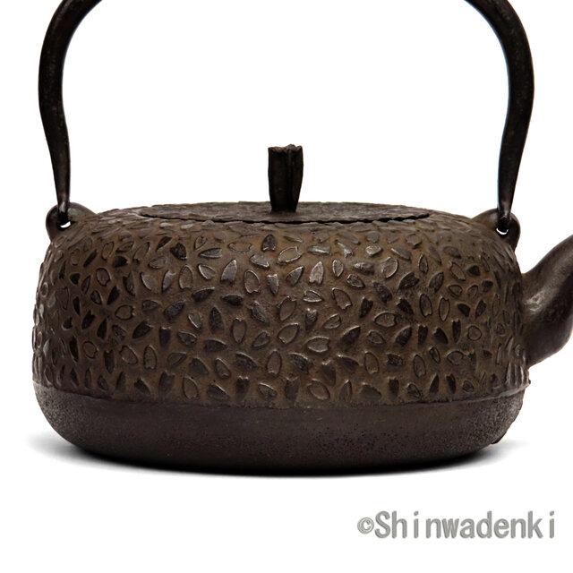 鉄瓶 古鏡蓋 落款あり 名人古作 時代物  岩肌 水漏れ無し容量約1000ml 南部鉄器 鉄瓶 岩戸賢一郎作 平丸小桜1.2L 内面漆焼付・酸化被膜仕上