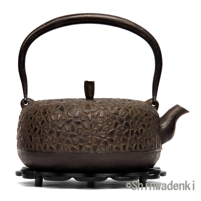 南部鉄器 鉄瓶 岩戸賢一郎作 平丸小桜1.2L 内面漆焼付・酸化被膜仕上