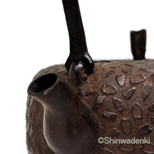 南部鉄器 鉄瓶 岩戸賢一郎作 平丸小桜 1.2L 内面漆焼付・酸化被膜仕上