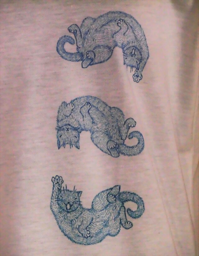 転がる猫の筆描きTシャツ iichi ハンドメイド・クラフト作品・手仕事品の通販