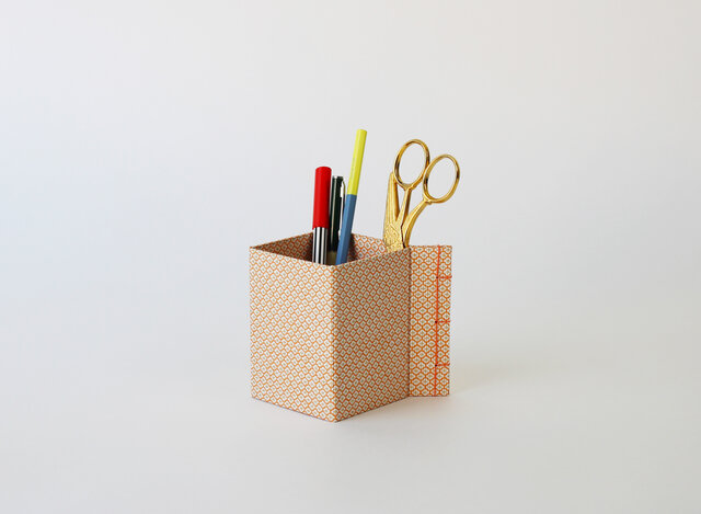トジハコ(7×7×10):和綴 収納箱 ペンたて 文具収納 小物入れ デスク収納 友禅紙 持ち運び 和雑貨 ステーショナリー の画像1枚目