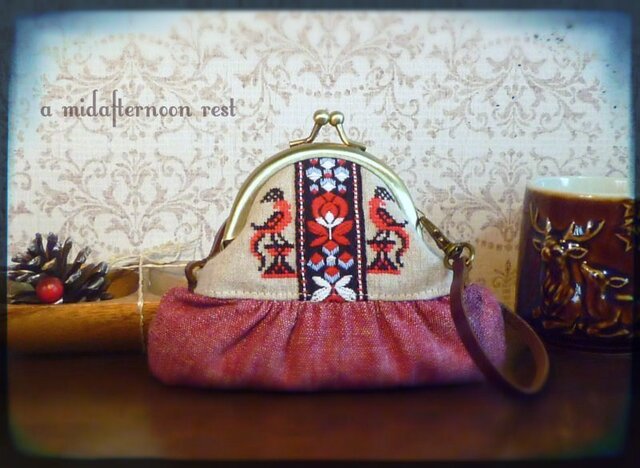 ◆赤ダンガリー/鳥の手刺繍 チロルリボンがま口財布 の画像1枚目