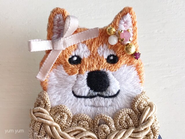 高貴なお犬様刺繍ブローチ3 | iichi 日々の暮らしを心地よくするハンドメイドやアンティークのマーケットプレイス