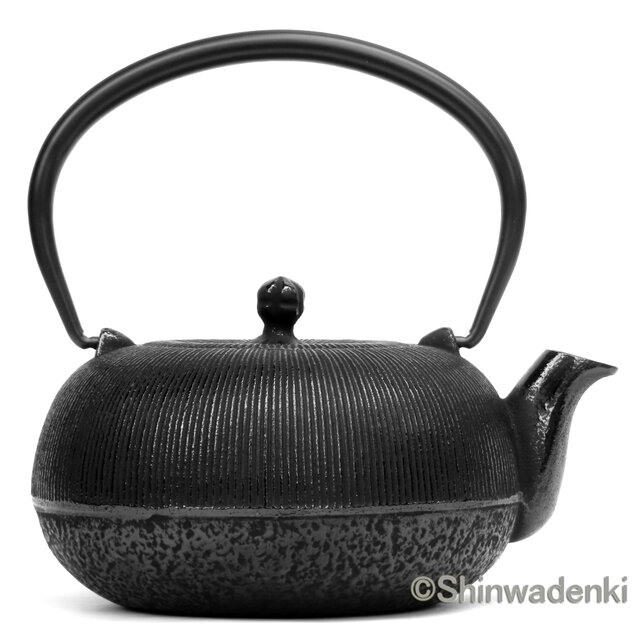 【お取り寄せ】南部鉄器 ティーポット 急須 平丸千筋 0.7L 黒 日本製 内面ホーロー加工
