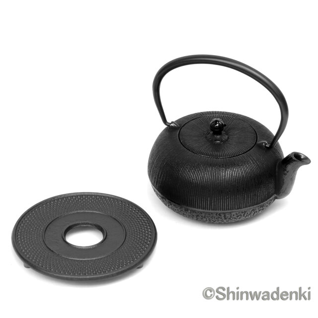 お取り寄せ】南部鉄器 ティーポット 急須 平丸千筋 0.7L 黒 日本製