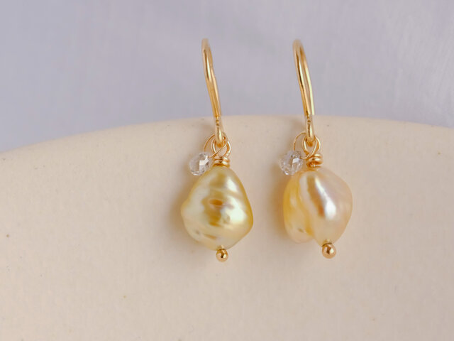 Little treasures charm earrings drop goldの画像1枚目