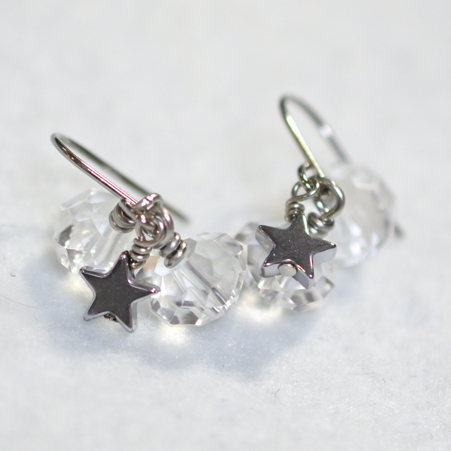 (ラストペア)チタンピアス・小さなクリスタルブーケの画像1枚目