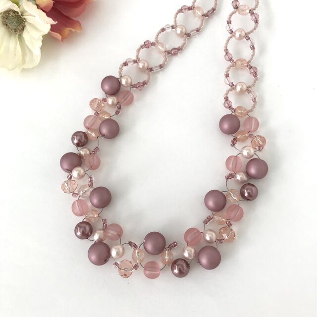 パステルカラー の ショート ネックレス　ピンク ビーズ編み