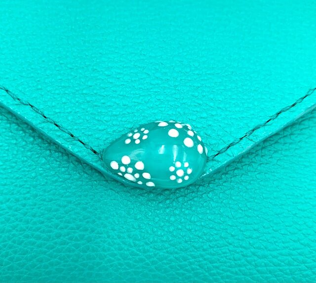 革と樹脂の二つ折り財布 ターコイズブルー | iichi 日々の暮らしを