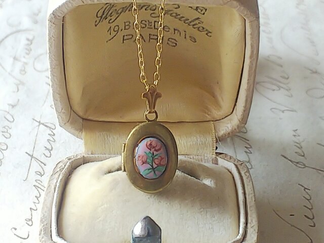 ヴィンテージ Tiny Locket / Pink flower fleur-de-lis ネックレスの画像1枚目