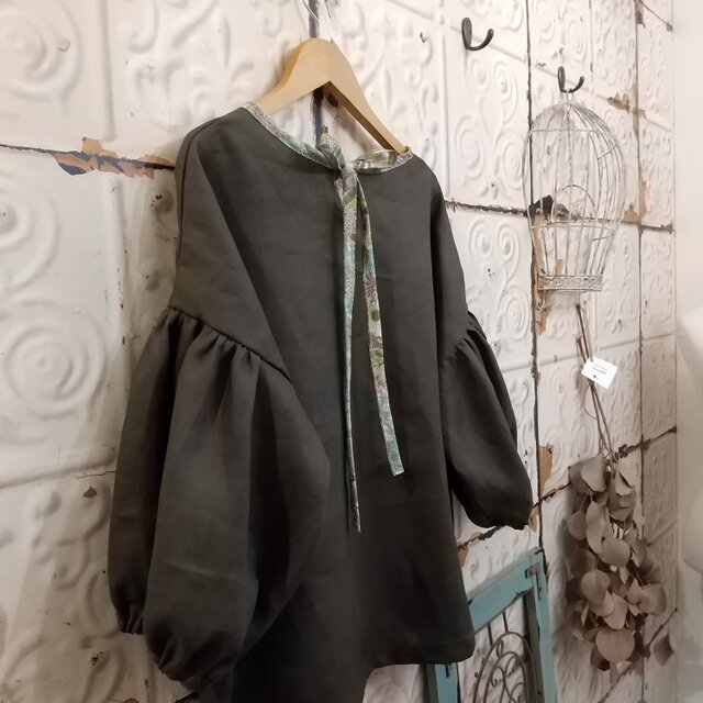 カーキリネンにリバティリボンのパフスリーブトップス