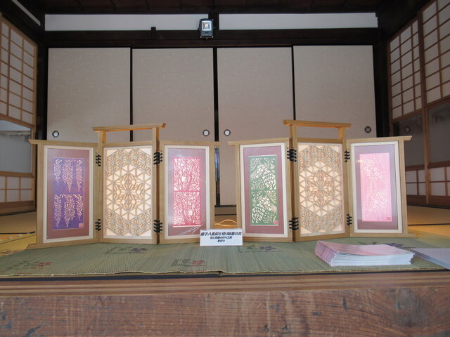【組子細工】四枚折れ 屏風【青森ヒバ】 八重桜の組子と切り絵 四種のミニ屏風の灯り | iichi 日々の