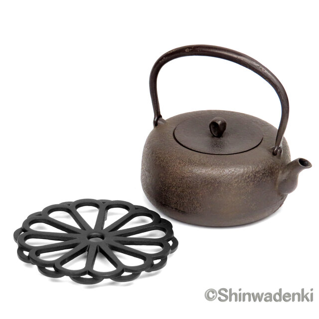 南部鉄器　 岩戸賢一郎作　 平丸型鉄瓶 未使用 径約18cm 南部鉄器 鉄瓶 岩戸賢一郎作 平丸小桜1.2L Shinwadenki