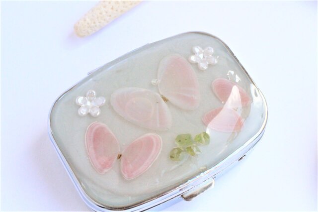 桜貝 蝶々 ピルケースの画像1枚目
