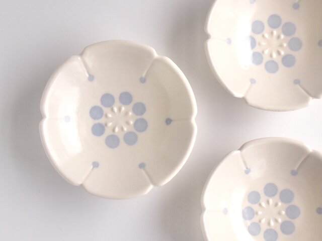 水色が爽やか 涼しさを感じるお花型の小皿(白)の画像1枚目