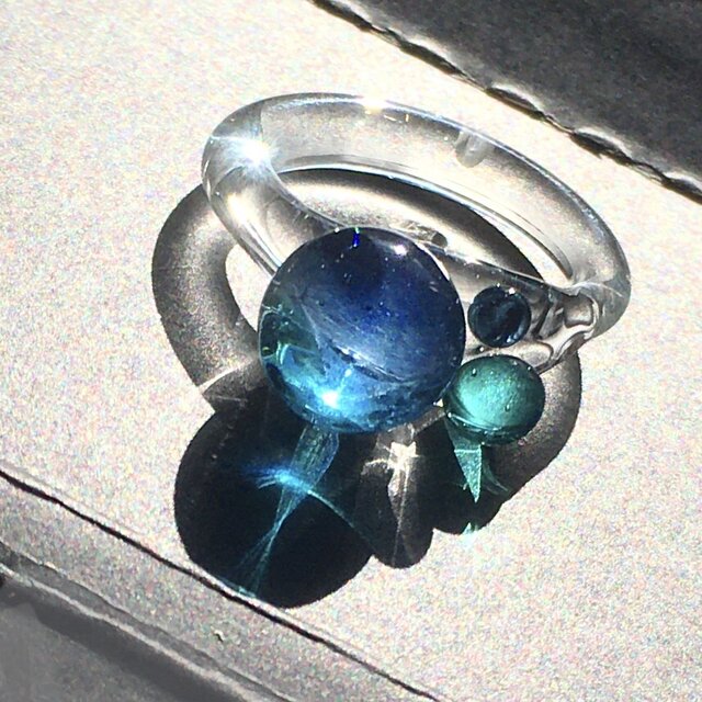 深海ガラスリング 深い青を閉じ込めた硝子の指輪 三つ玉 | iichi 日々