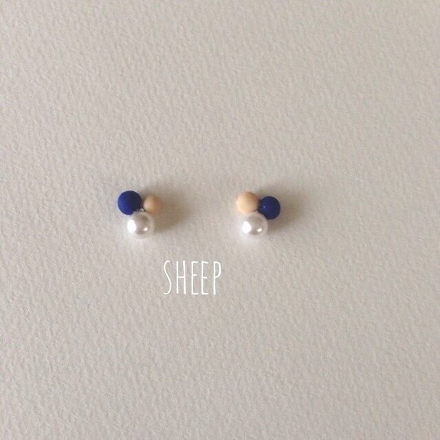 N様ご予約品 パールのピアス 小 (ネイビー×ベージュ)