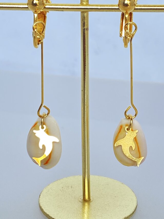 【ノンホールピアス】シェルとゴールドロングバー&イルカ♪の画像1枚目