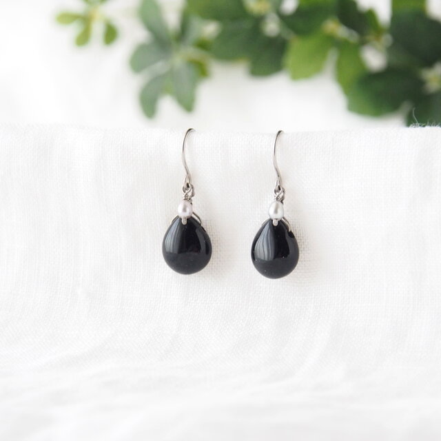 Black Pear Shaped Pierce（モリオン×淡水パール）