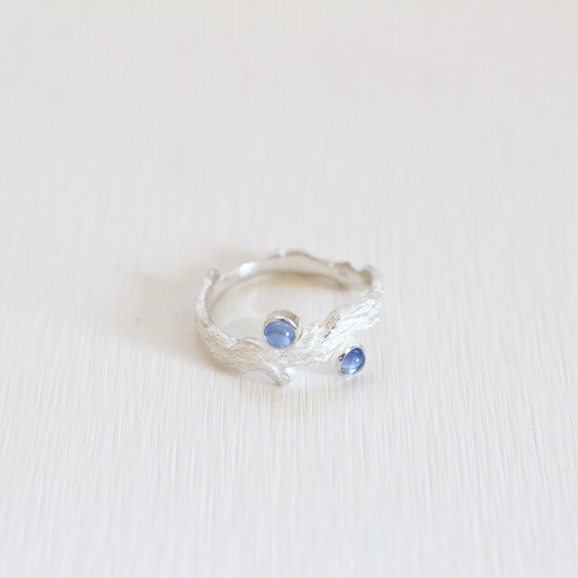 【現物限り】レーラズの指環 サファイアカボション 9月・水瓶座 誕生石・星座石を用いた一点物リングの画像1枚目