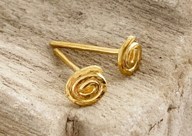 K24 Pure Gold Hammered Swirl Stud ◇鎚目のついた純金の渦巻き