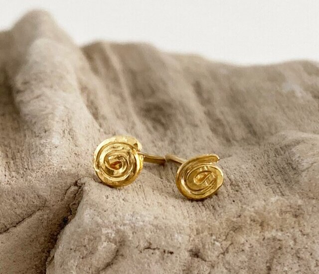K24 Pure Gold Hammered Swirl Stud ◇鎚目のついた純金の渦巻き