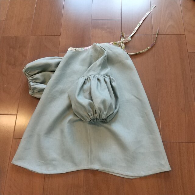 ペールグリーンリネンにリバティリボンのパフスリーブトップス