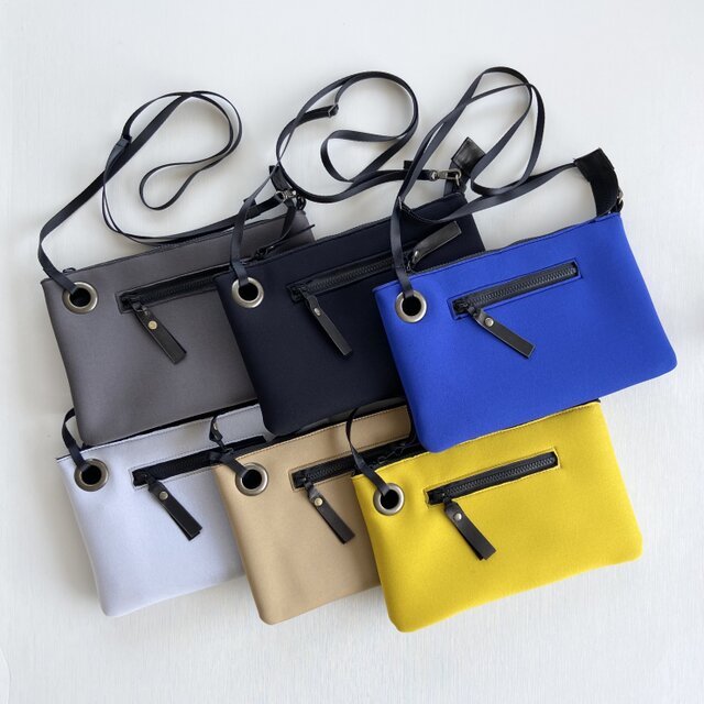 カラーが選べる＊ネオプレーン調素材＊軽量サコッシュ＊旅行やレジャーに♪