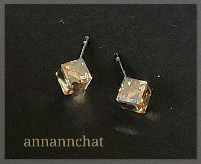 【スワロフスキー クリスタルゴールデンシャドウ 小粒 4mm 斜め キューブのピアス】ヌーディカラーの画像1枚目