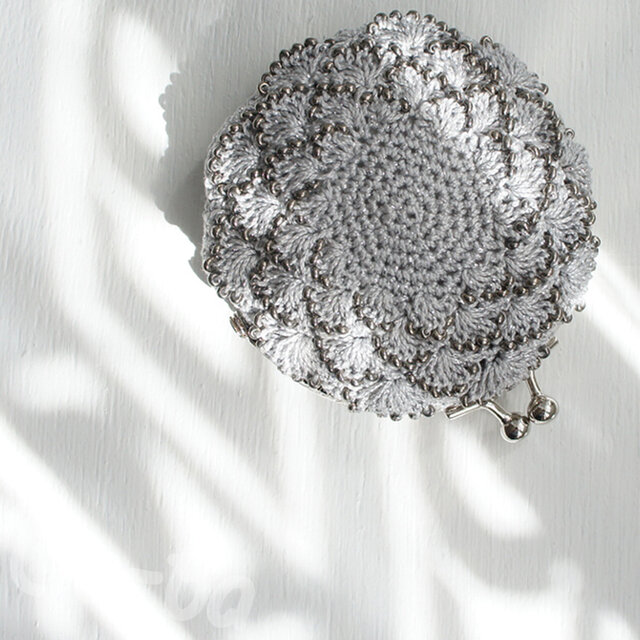 ばあば作、ビーズ入り松編み・まるまるがま口（cool silver・C1431）