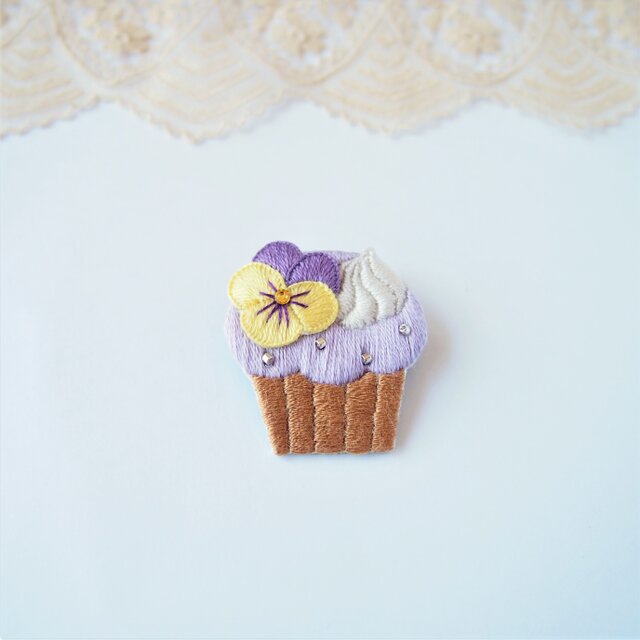 セール ♥いちごのカップケーキ フォーク ビーズ刺繍ブローチ