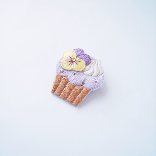 ［受注制作］カップケーキの刺繍ブローチ（viola） | iichi ハンドメイド・クラフト作品・手仕事品の通販