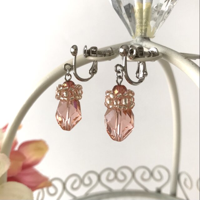 ツイスト クリアガラス イヤリング　桜色 ライトピンク