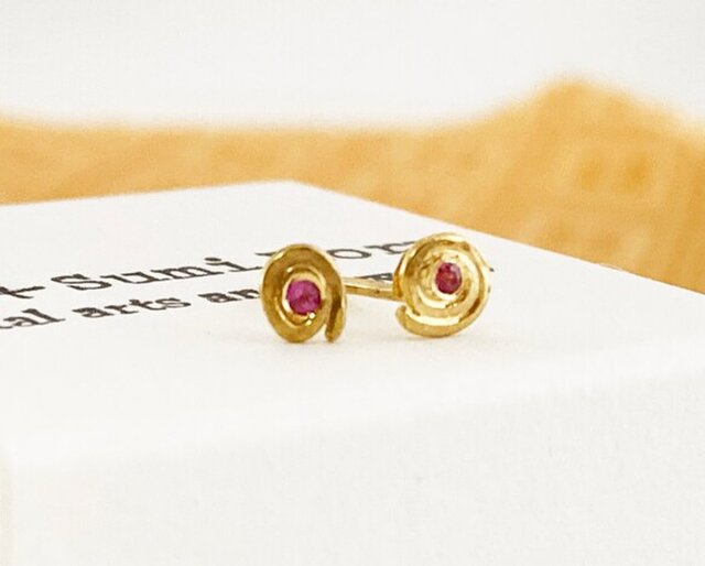 K24 Pink Sapphire Hammered Swirl Stud ◇ピンクサファイア純金