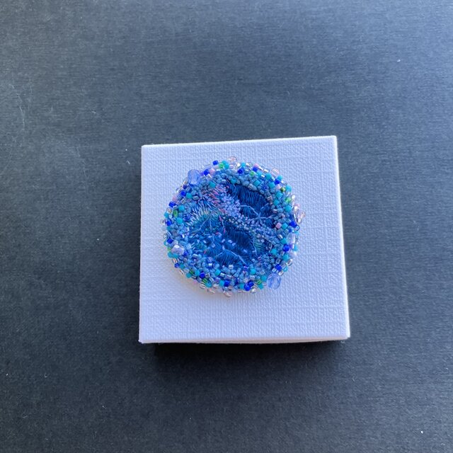 "umi no 結晶　丸ビーズ刺繍ブローチ"