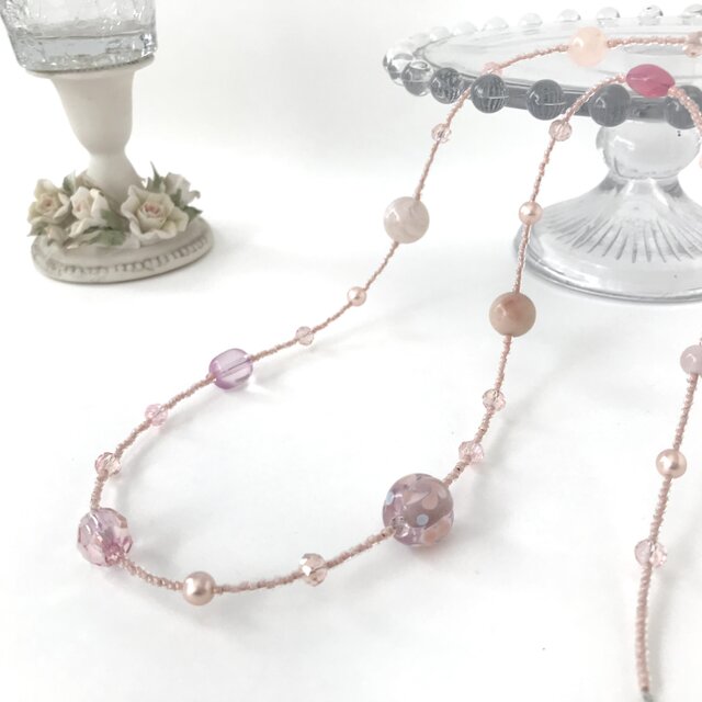 ペール ピンクの 大ぶり ロングネックレス パステルカラー