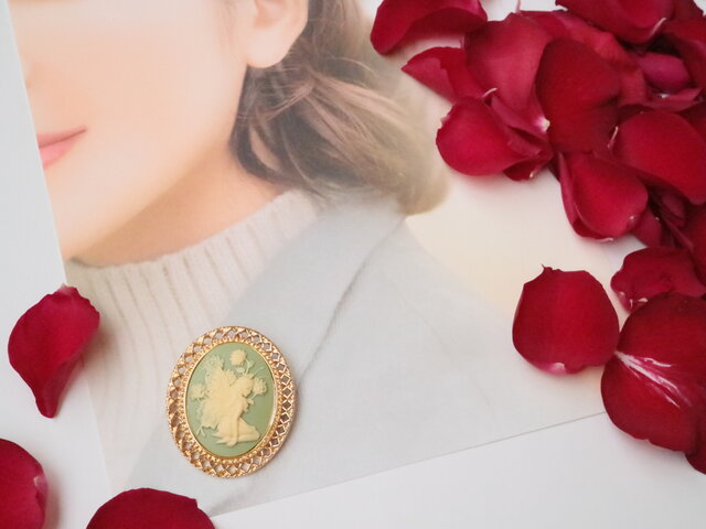 カメオのブローチネックレス 花の前に座る妖精（グリーン
