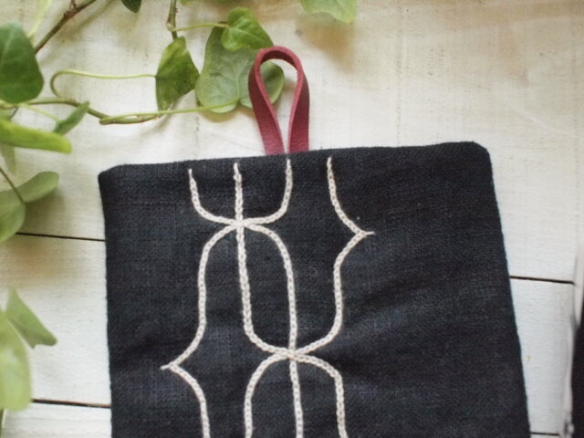アイヌ刺繍の鍋つかみ リネンにクルミ染め糸の画像1枚目