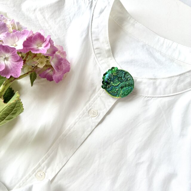 "Green more "グリーンに魅せられた刺繍丸型ブローチ