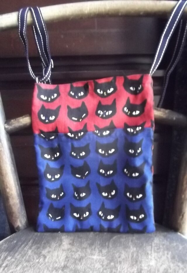 赤と青の黒猫柄ののサコッシュ